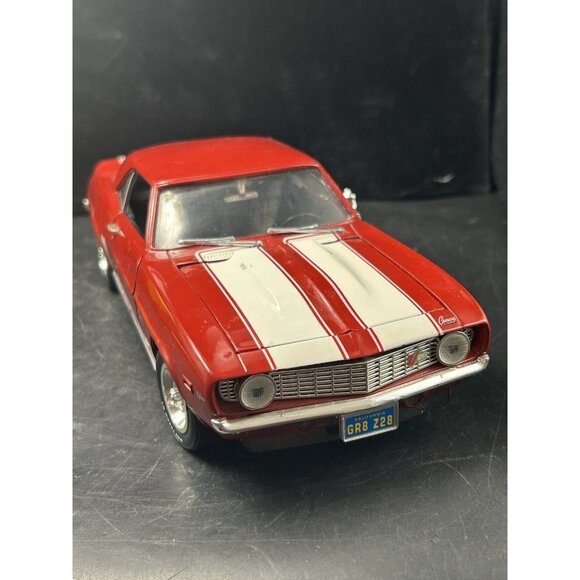 1969 Red & White Stripes Camaro Z/28 1993 ERTL American Muscle : 1/18 Diecast - Picture 1 of 14